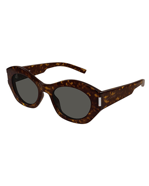 Sunglasses with a tortoiseshell pattern frame and dark tinted lenses. SAINT LAURENT engraved written on the side temple.