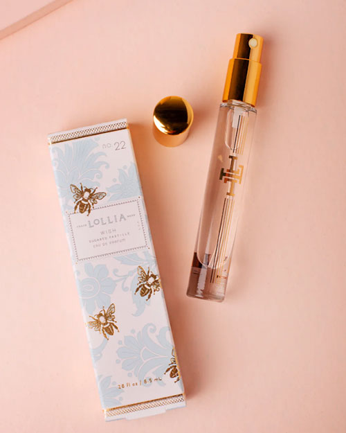  A decorative perfume bottle alongside a beautifully designed box, emphasizing the luxurious presentation of the fragrance.