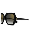  A pair of sunglasses featuring elegant gold details on the temples, showcasing a stylish and sophisticated design.